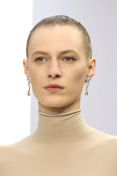 Look 10